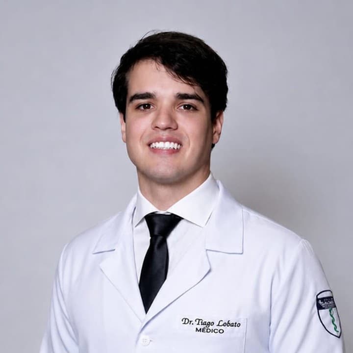 Retrato profissional do Dr. Tiago Lobato