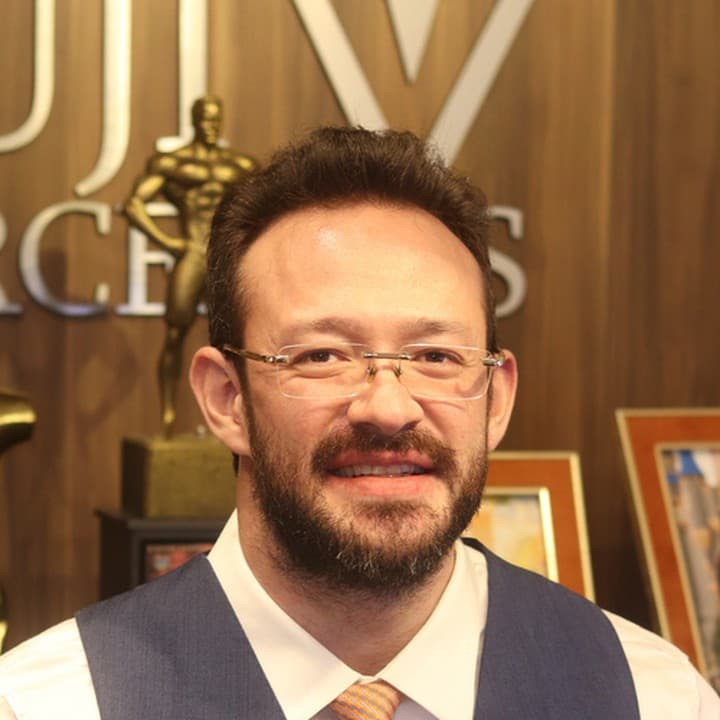 Retrato profissional do Dr. Yuji Barcellos